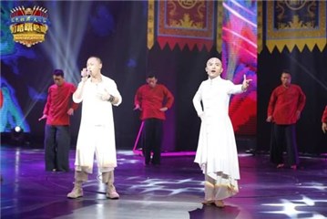 戴荃与裘继戎各穿一袭白衣,演绎侠骨柔情