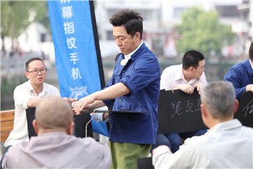 黄渤卖力找工作