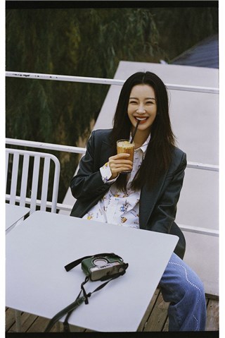 孙佳雨冬日胶片写真曝光  复古暗调诠释独特魅力