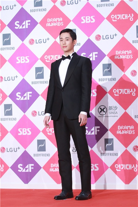 2016sbs演技大赏举行 朴信惠、李准基、IU、李敏镐等出席红毯