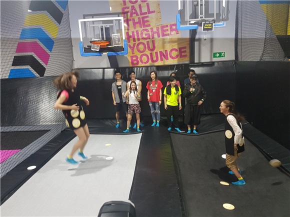 欧阳震华、胡定欣、罗兰、胡枫、滕丽名等出席TVB《一屋老友记》活动