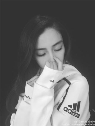 Angelababy穿帽T发美照 网友问「怀孕了？」