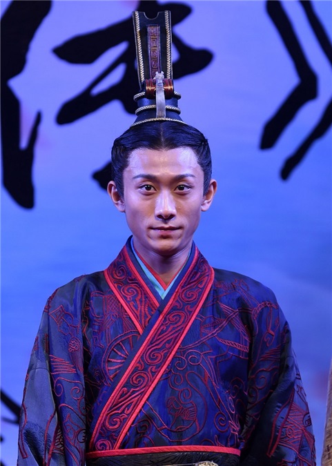 张含韵玩穿越脸圆似福娃显呆萌 张一山古装显丑、沈梦辰灿笑露双下巴
