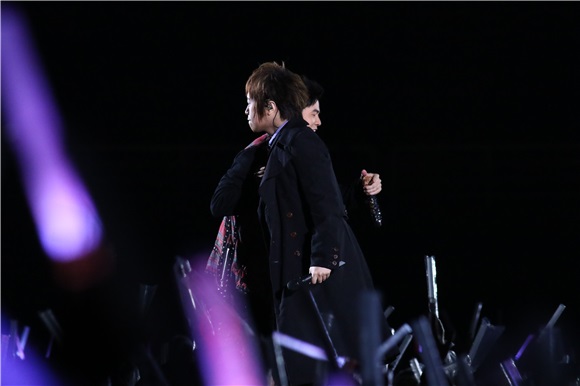 五月天演唱会最终唱 周董雨中登台合唱