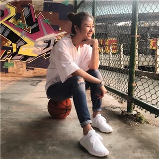 林心如打篮球也不忘美美POSE 称是自己的时尚态度