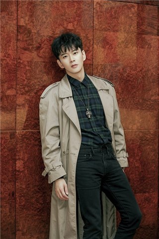 黄宥明最新私服写真曝光 儒雅绅士邂逅冬日暖阳