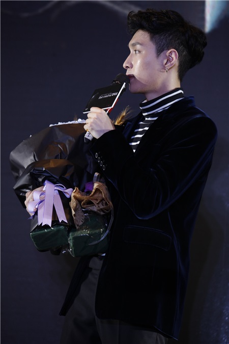 张艺兴发首张个人专辑 喜欢可依靠的女生