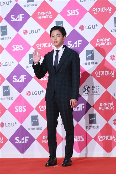 2016sbs演技大赏举行 朴信惠、李准基、IU、李敏镐等出席红毯