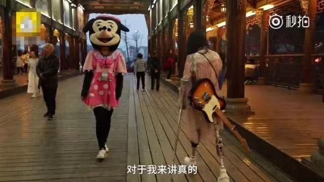 图片包含 地板, 建筑物, 人员, 火车
描述已自动产生