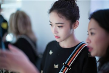 张佳宁首次亮相巴黎时装周 甜美酷飒恣意变幻