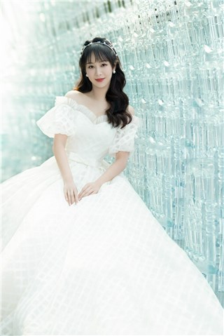 杨紫穿公主风婚纱蓬蓬裙美翻天  露优美天鹅颈仙气十足