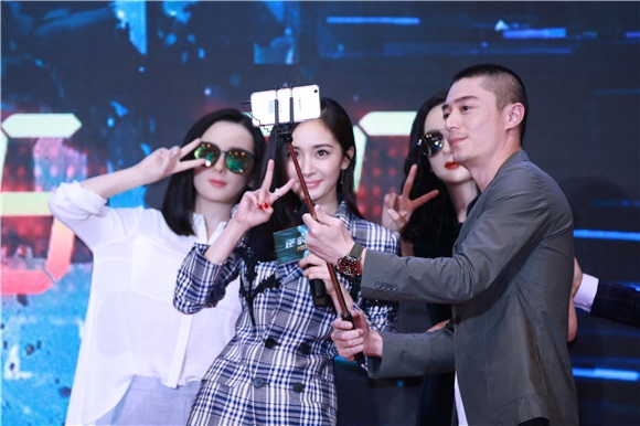 三个杨幂」现身发布会 霍建华少女心曝光