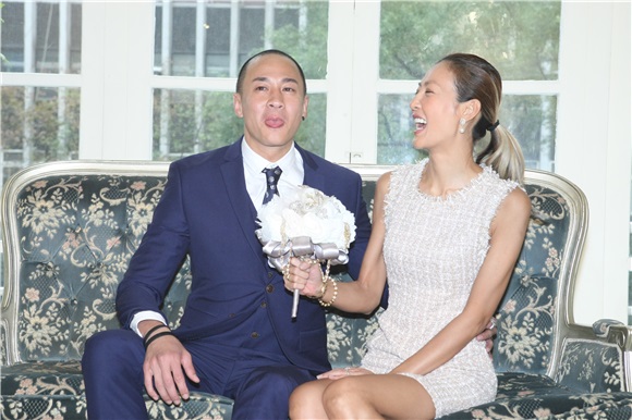 何润东与老婆和爸妈一起拍摄结婚周年纪念照