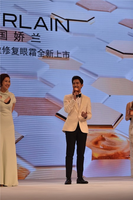 杨洋变身白马王子 迷倒一大批迷妹