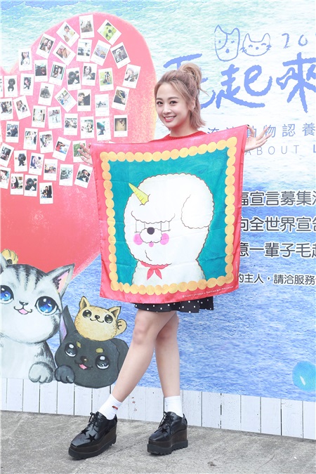 鬼鬼吴映洁出席流浪动物认养活动
