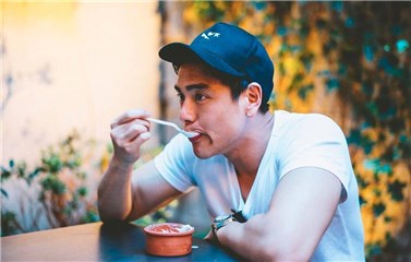 彭于晏男神崩坏？蓄胡胖了变颓废大叔