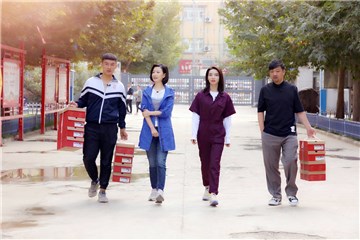 新村民为橄榄球少年送球鞋