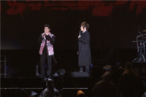 五月天演唱会最终唱 周董雨中登台合唱