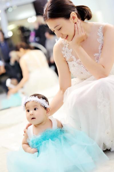 贾静雯咘咘试亲子婚纱 大小公主美呆众人