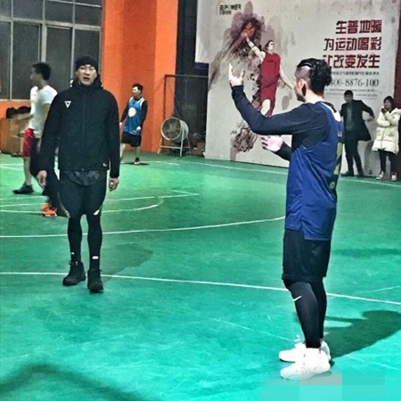 蒋劲夫赞燕十三打球帅 三代同堂搞晕网友