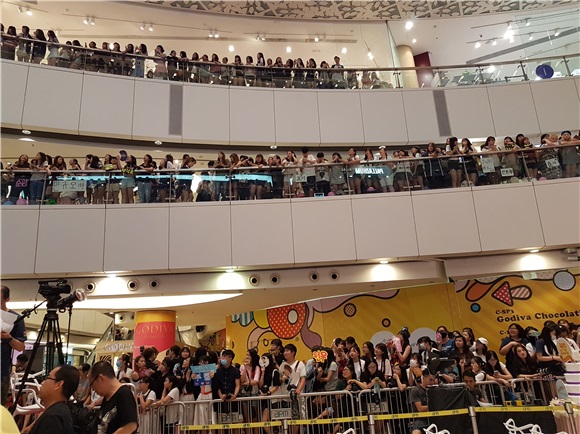 韩国新晋人气男团Seventeen首次来港举办粉丝见面会