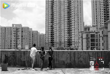 阿雅、宋佳和蔡宗菊一起在拳馆外的天台