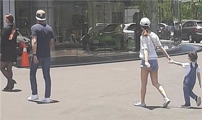 霍建华一家三口逛街被捕获  小海豚身高已到林心如腰