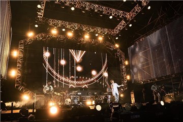 八三夭助阵《全中运选手之夜演唱会》为选手们加油打气，五万观众HIGH翻现场！