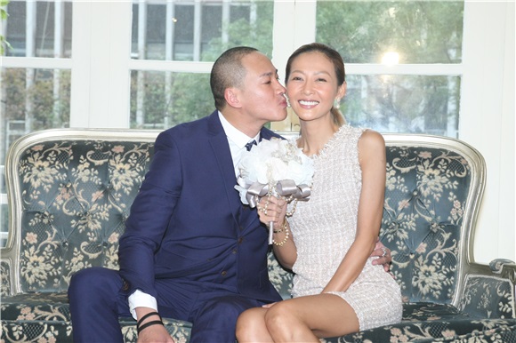何润东与老婆和爸妈一起拍摄结婚周年纪念照