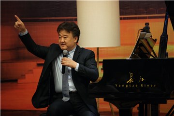 上海音乐学院教授、钢琴系主任李坚在《长江钢琴大师讲堂》授课