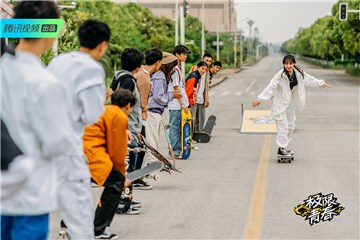程潇拼力滑行
