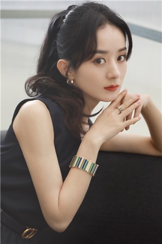 赵丽颖黑色深V束身长裙秀好身材    精致天鹅颈美炸了