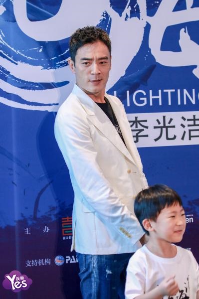 〈Yes 北京现场〉李光洁出席公益摄影展开幕式 与小朋友大跳「鲨鱼舞」