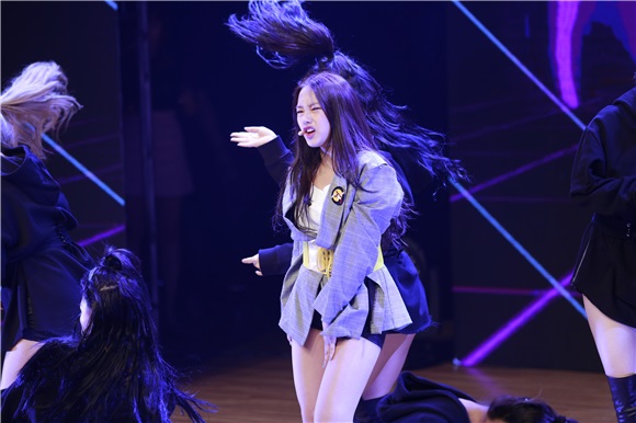 Kriesha Tiu办出道showcase 展华丽舞台表现力