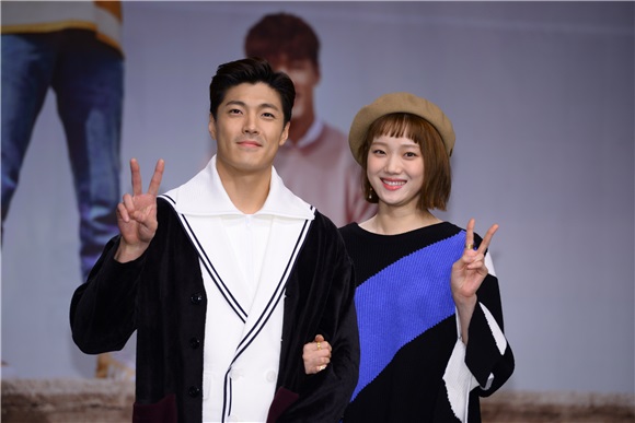 《举重妖精》发布会 南柱赫李圣经「长腿CP」