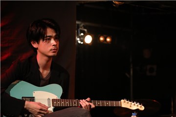 成田凌【再见了，唇】享艳福 一次亲两女