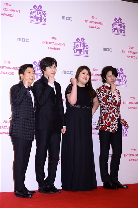 刘在石、HAHA、郑俊河等一同走上「2016 MBC放送演艺大赏」红毯