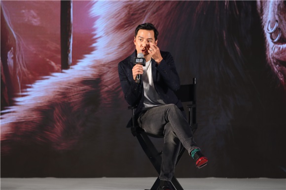 宝拉-帕顿亮相《魔兽:崛起》北京发布会 吴彦祖大放福利与女粉丝贴面自拍