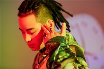 小青龙低调签约王思聪 发新歌time