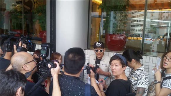 杜德伟、太太李晓冰「产後出院见记者」
