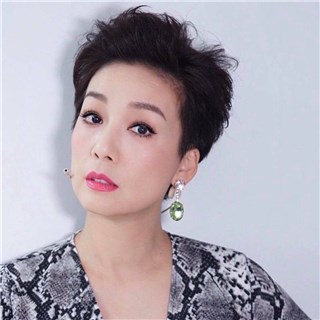 TVB最佳女配，五十岁将至仍身材火辣，听江美仪聊聊她的别样人生
