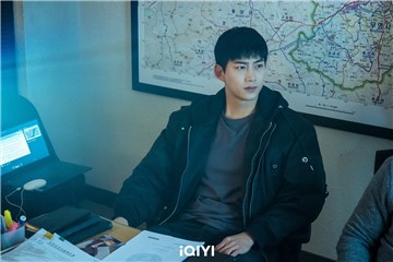 《BLIND局中人》悬疑开播！玉泽演狂飙惊人演技 眼神一秒转换「杀人魔上身」太骇人
