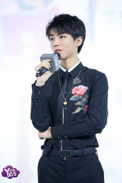 〈Yes 北京现场〉王俊凯全黑亮相变身玫瑰王子 暖笑卖萌尽显少年可爱本性