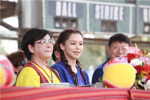 徐若瑄出席《第七届原乡盃国际软式少棒赛》担任开球嘉宾