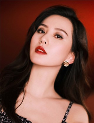 刘诗诗出席时尚活动 印花连衣裙彰显进阶质感