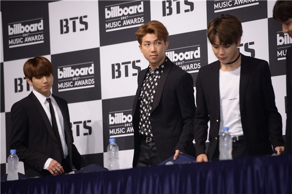 BTS Billboard获奖纪念记者会 Jin世界级帅脸获认证