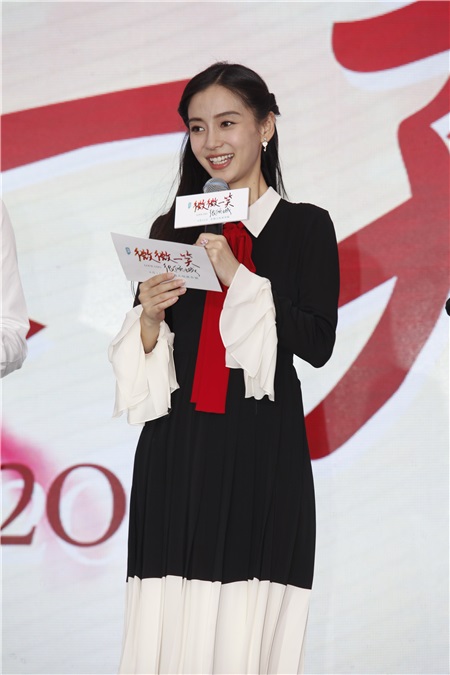 Angelababy与井柏然借位拥吻比爱心 呲牙咧嘴小表情不断一脸暧昧