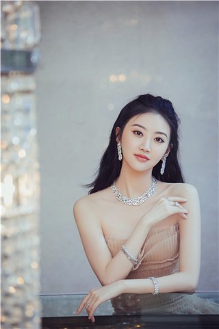景甜亮相上海品牌活动 淡雅精致展柔美气质