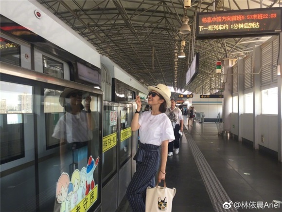 实习崴:别在低头滑手机了 晨神坐你旁边 你知道吗