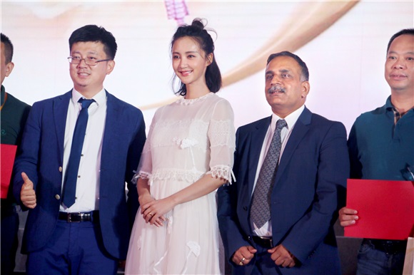 张歆艺丸子头亮相元气十足 嘟嘴搞怪表情包齐上线